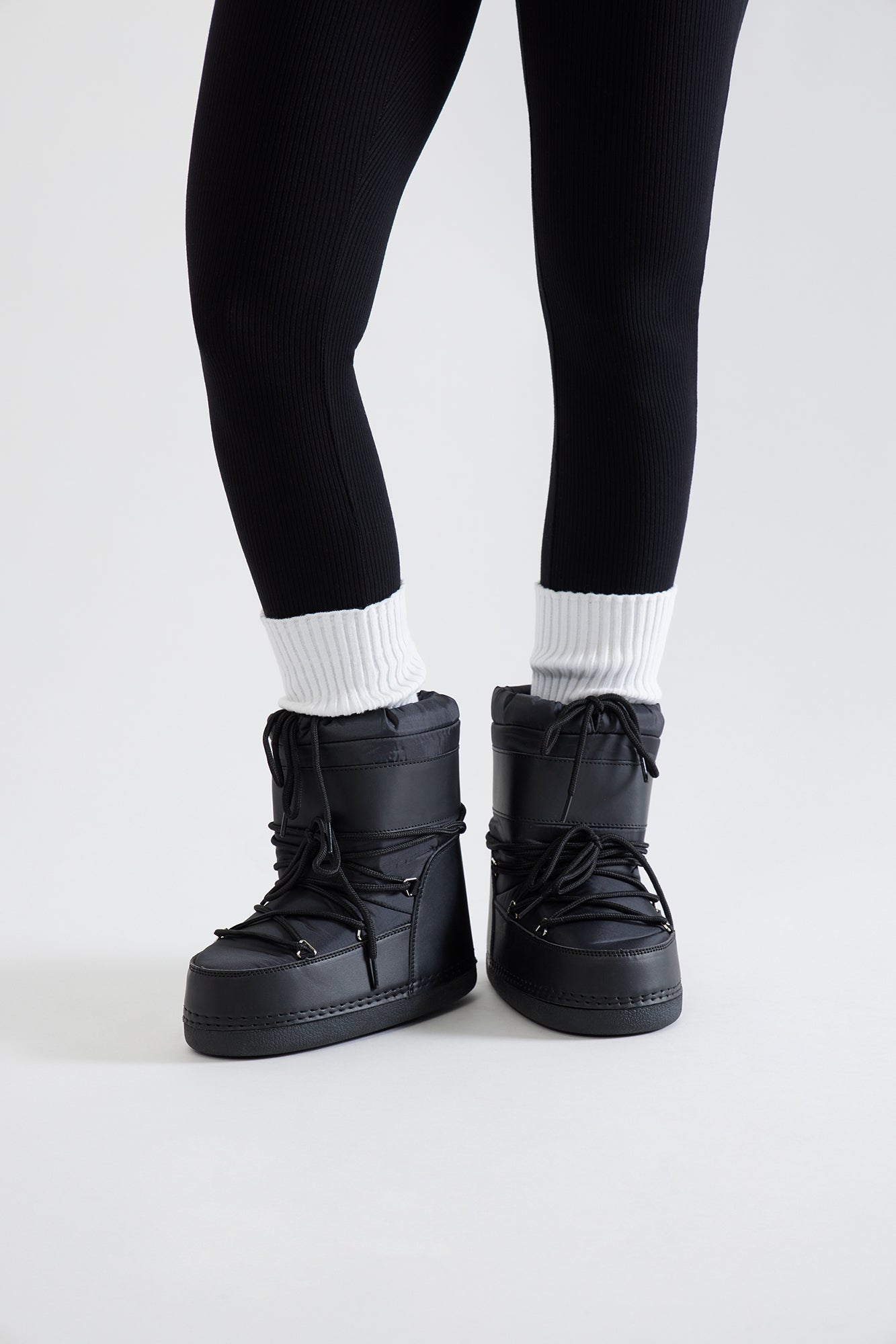 Arrowhead Flat Snow Boots - Black
